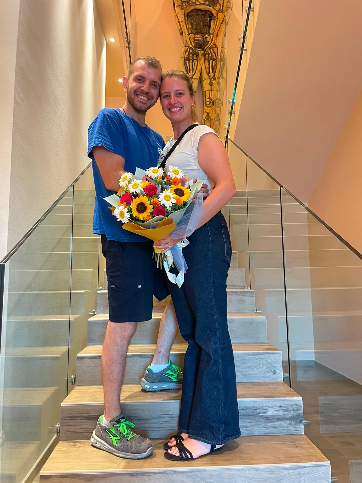 Lorenzo e Silvia con i fiori